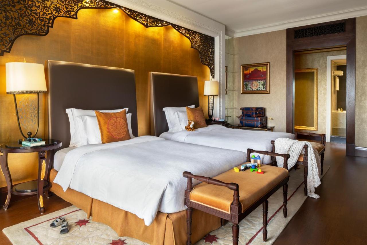 Jumeirah Zabeel Saray Ντουμπάι Εξωτερικό φωτογραφία A guest room at the Taj Mahal Palace