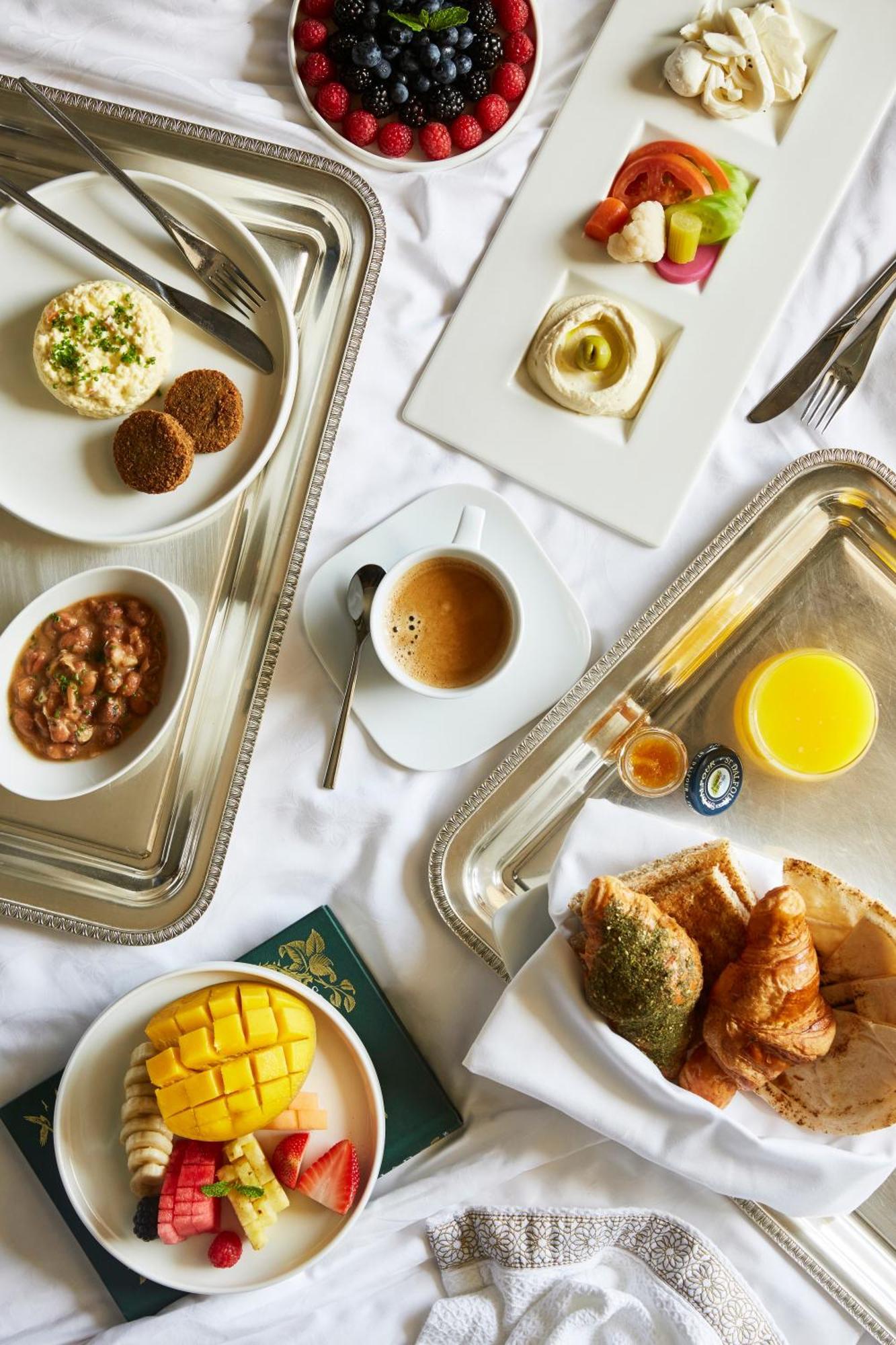 Jumeirah Zabeel Saray Ντουμπάι Εξωτερικό φωτογραφία A typical breakfast at the hotel