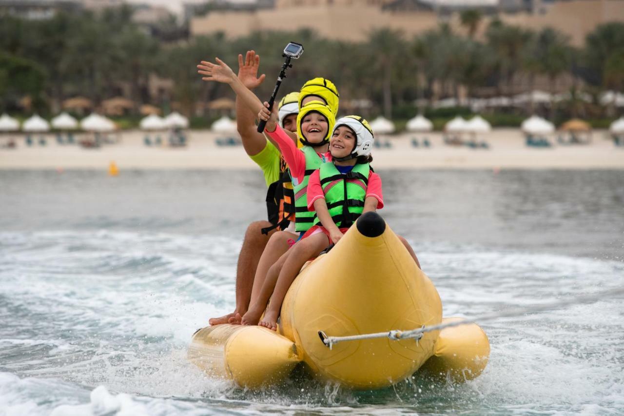 Jumeirah Zabeel Saray Ντουμπάι Εξωτερικό φωτογραφία A family on a bumper boat